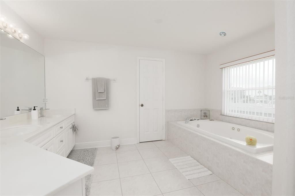 На продажу: $1,229,000 (3 спален, 2 ванн, 2448 Квадратных фут)