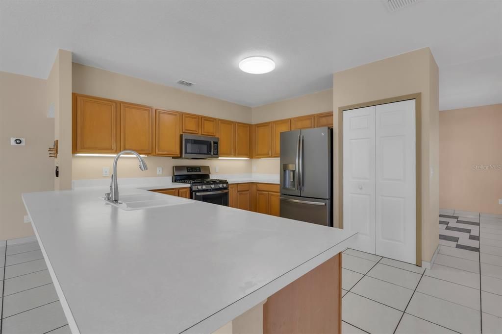 Active With Contract: $435,000 (4 beds, 2 baths, 2797 Square Feet)