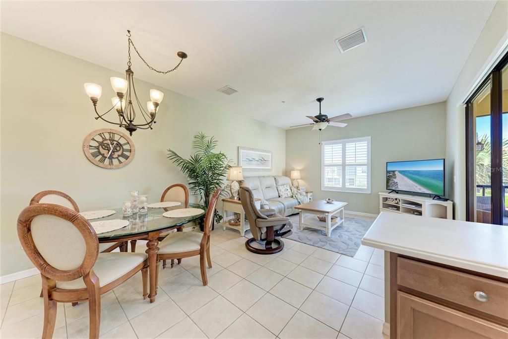 合同活跃: $309,500 (3 贝兹, 2 浴室, 1277 平方英尺)