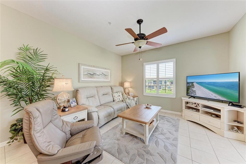 合同活跃: $309,500 (3 贝兹, 2 浴室, 1277 平方英尺)