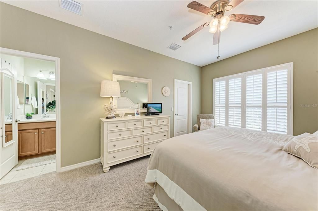 合同活跃: $309,500 (3 贝兹, 2 浴室, 1277 平方英尺)