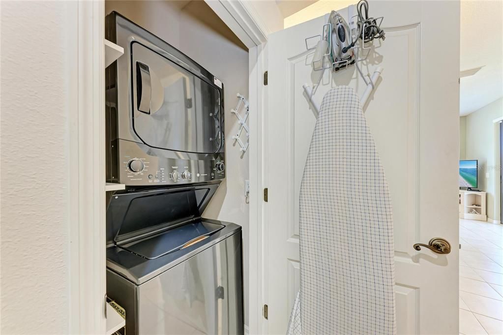 合同活跃: $309,500 (3 贝兹, 2 浴室, 1277 平方英尺)