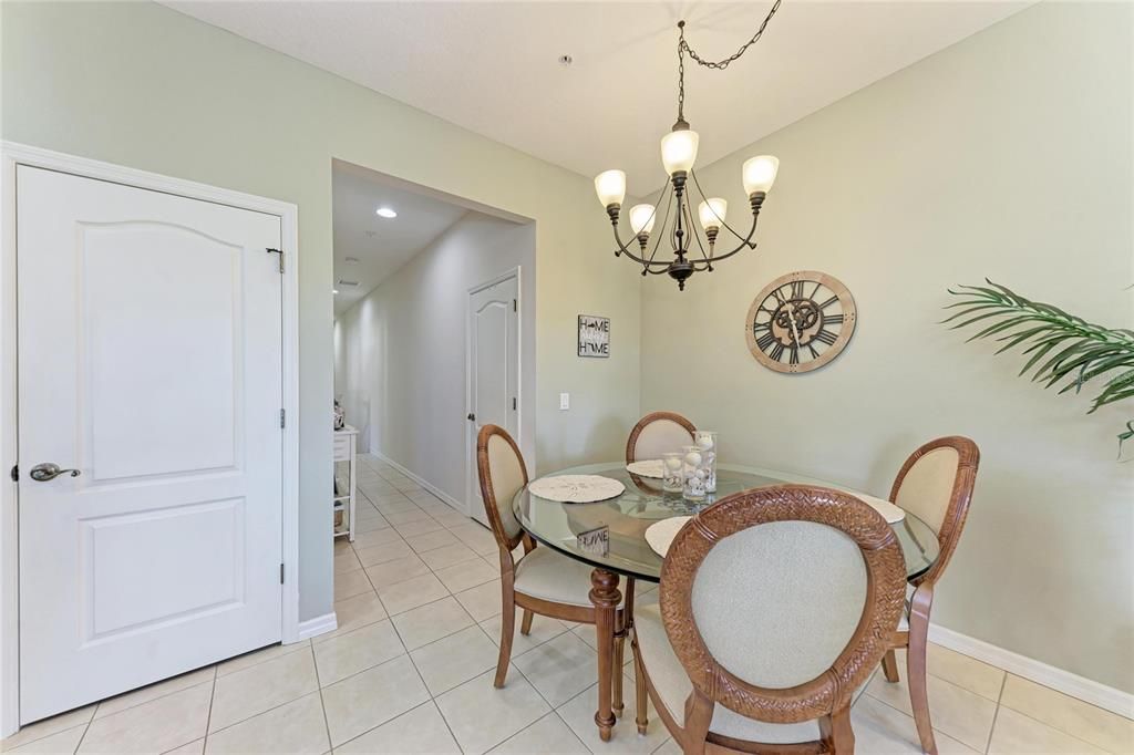 合同活跃: $309,500 (3 贝兹, 2 浴室, 1277 平方英尺)