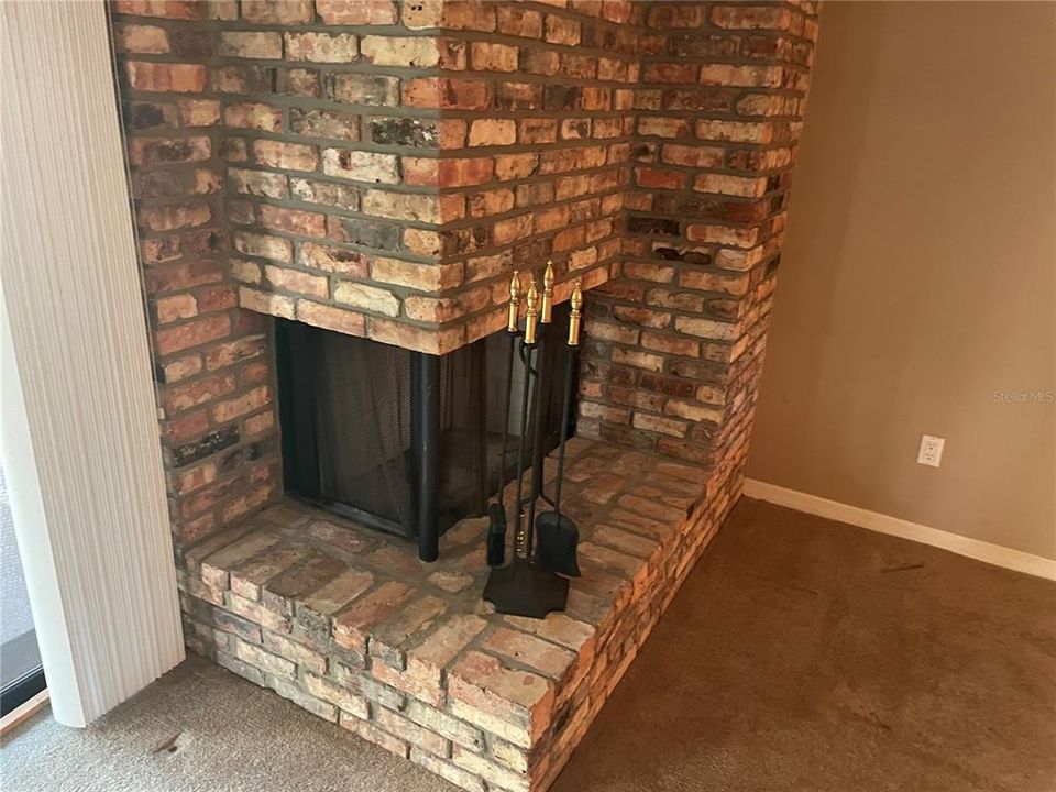 合同活跃: $239,900 (3 贝兹, 2 浴室, 1637 平方英尺)