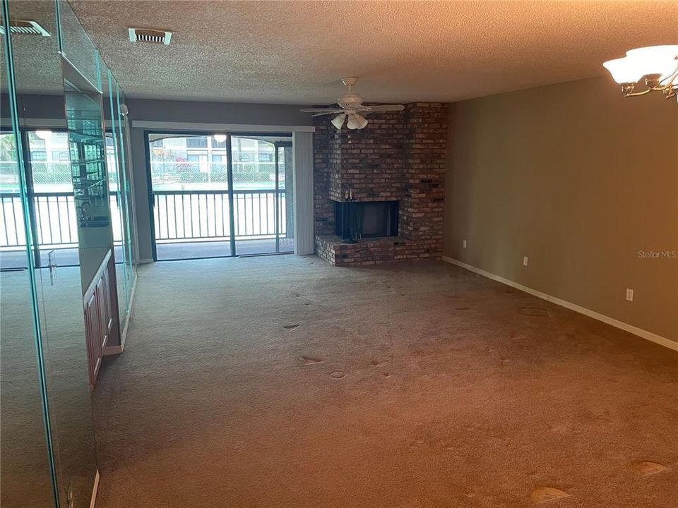 合同活跃: $239,900 (3 贝兹, 2 浴室, 1637 平方英尺)