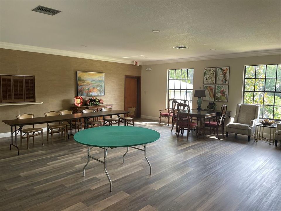 合同活跃: $239,900 (3 贝兹, 2 浴室, 1637 平方英尺)