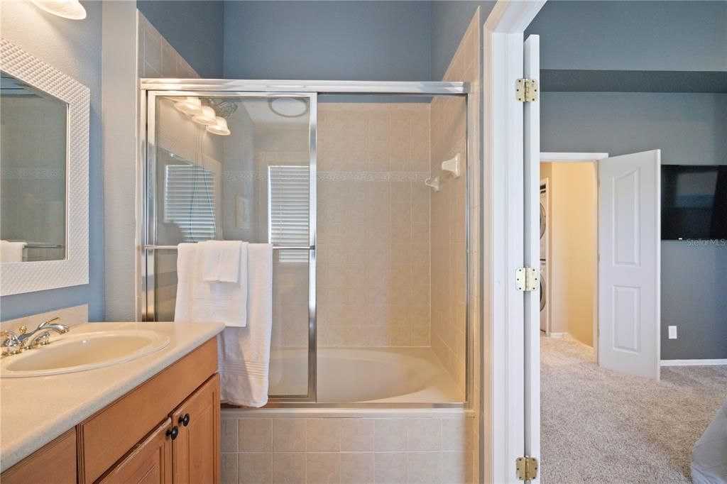 合同活跃: $429,999 (3 贝兹, 2 浴室, 1828 平方英尺)