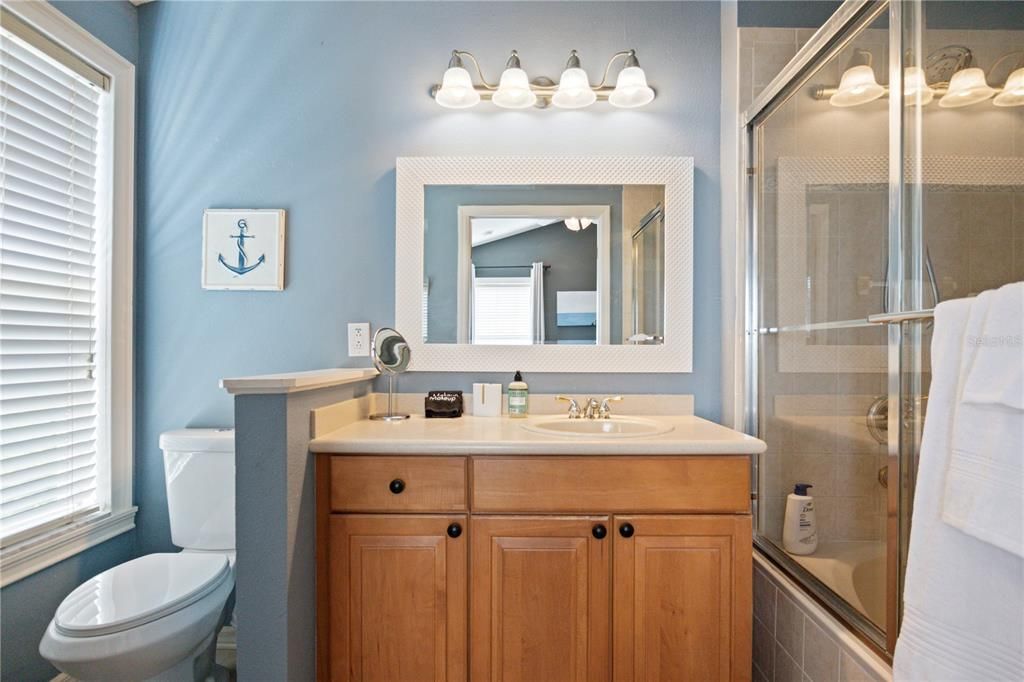 合同活跃: $429,999 (3 贝兹, 2 浴室, 1828 平方英尺)