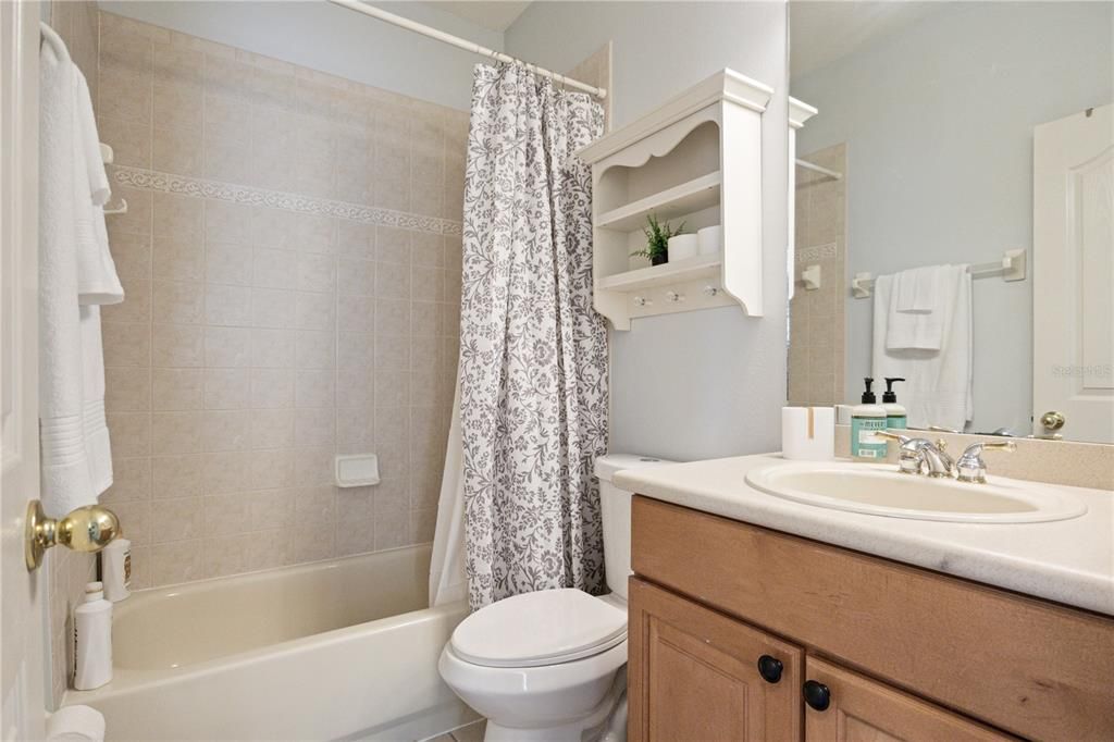 合同活跃: $429,999 (3 贝兹, 2 浴室, 1828 平方英尺)