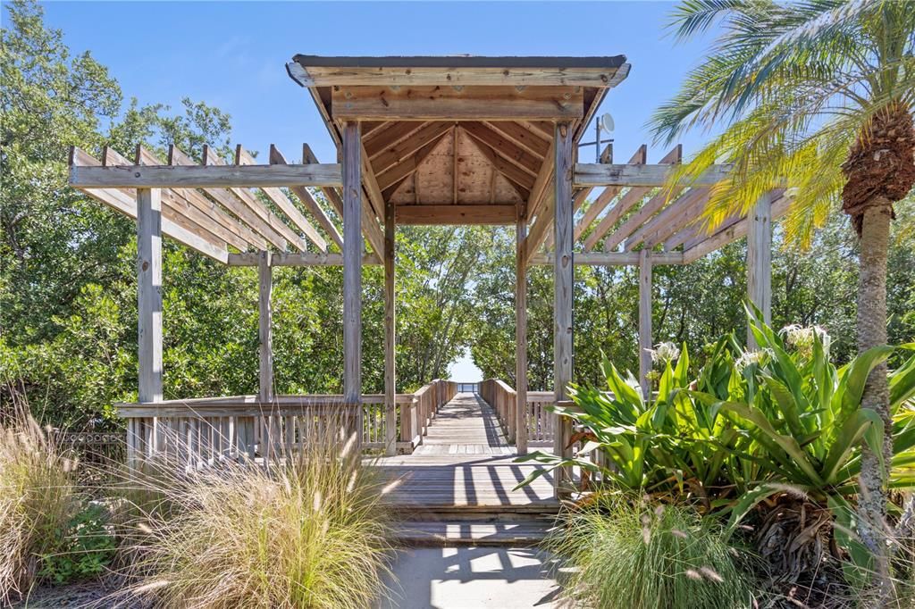 合同活跃: $429,999 (3 贝兹, 2 浴室, 1828 平方英尺)