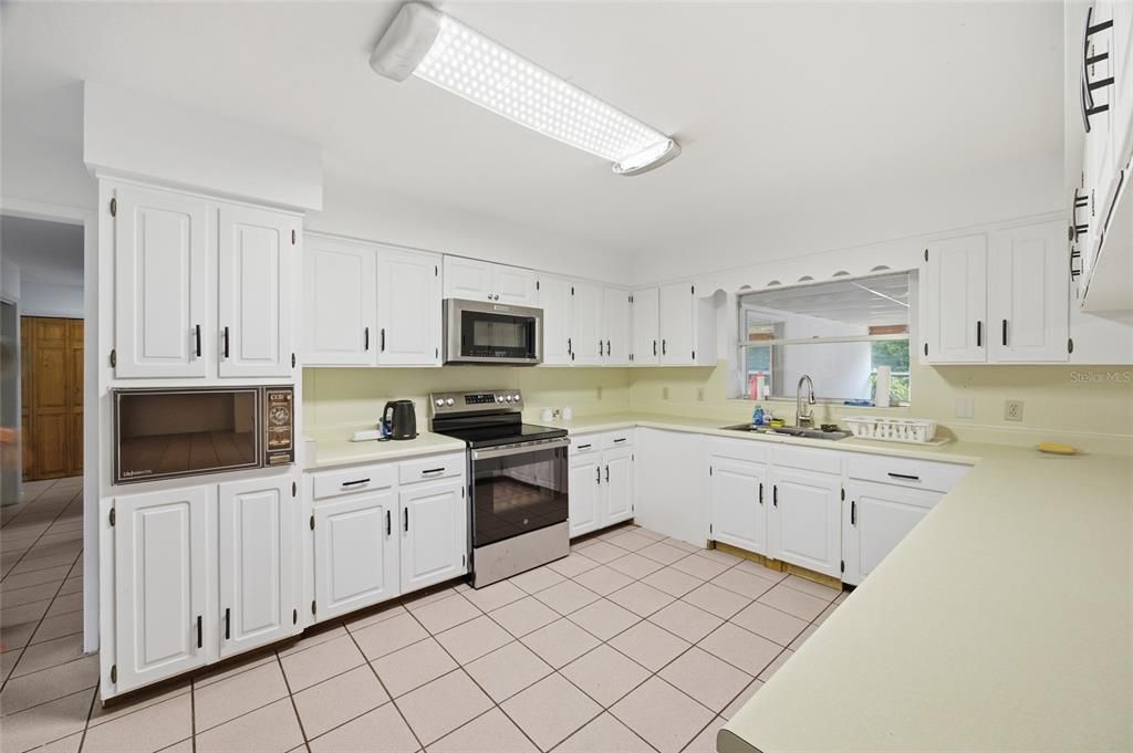 For Sale: $487,500 (4 beds, 3 baths, 2442 Square Feet)