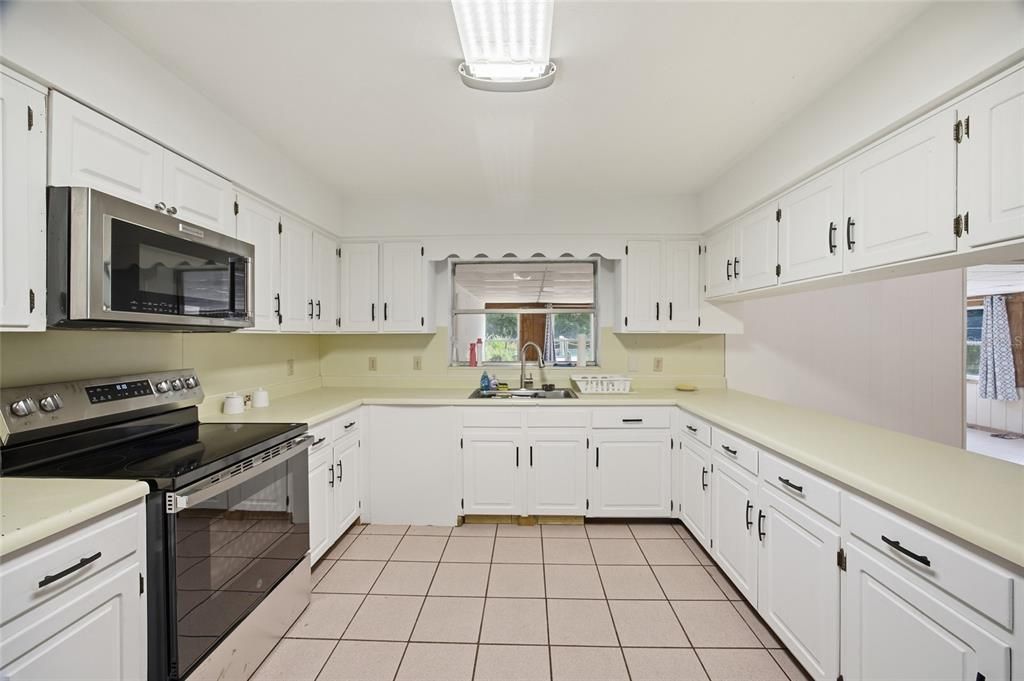 For Sale: $487,500 (4 beds, 3 baths, 2442 Square Feet)