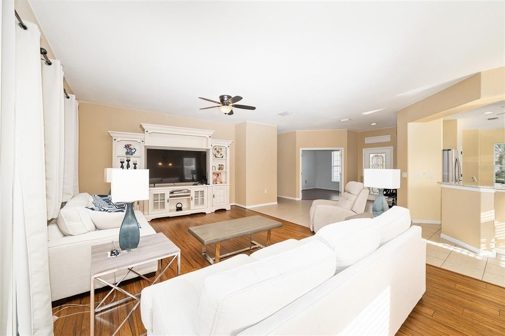 En Venta: $350,000 (2 camas, 2 baños, 2119 Pies cuadrados)