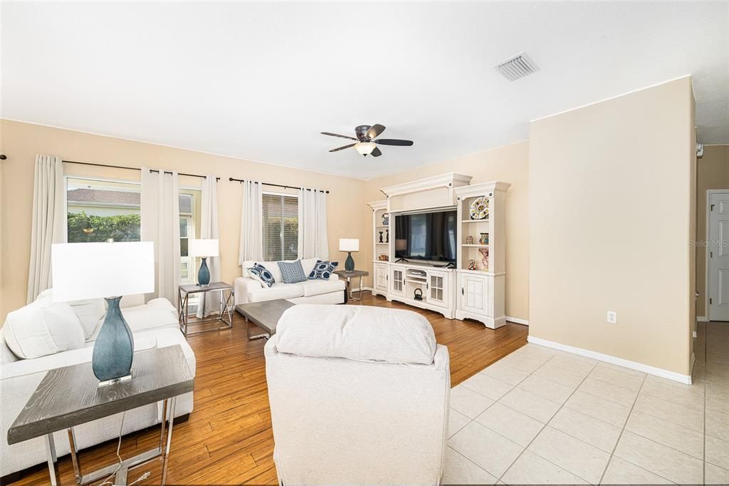 En Venta: $350,000 (2 camas, 2 baños, 2119 Pies cuadrados)