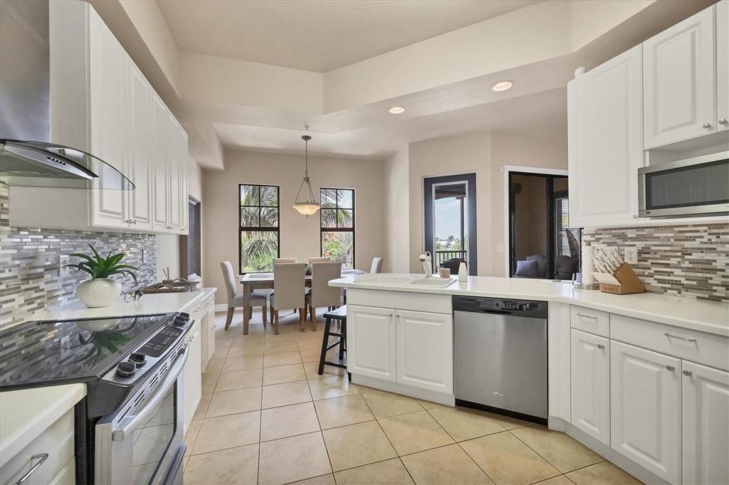 На продажу: $321,900 (2 спален, 2 ванн, 1485 Квадратных фут)