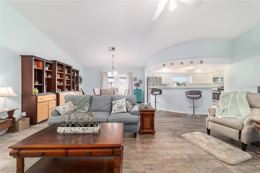 For Sale: $262,000 (2 beds, 2 baths, 2164 Square Feet)