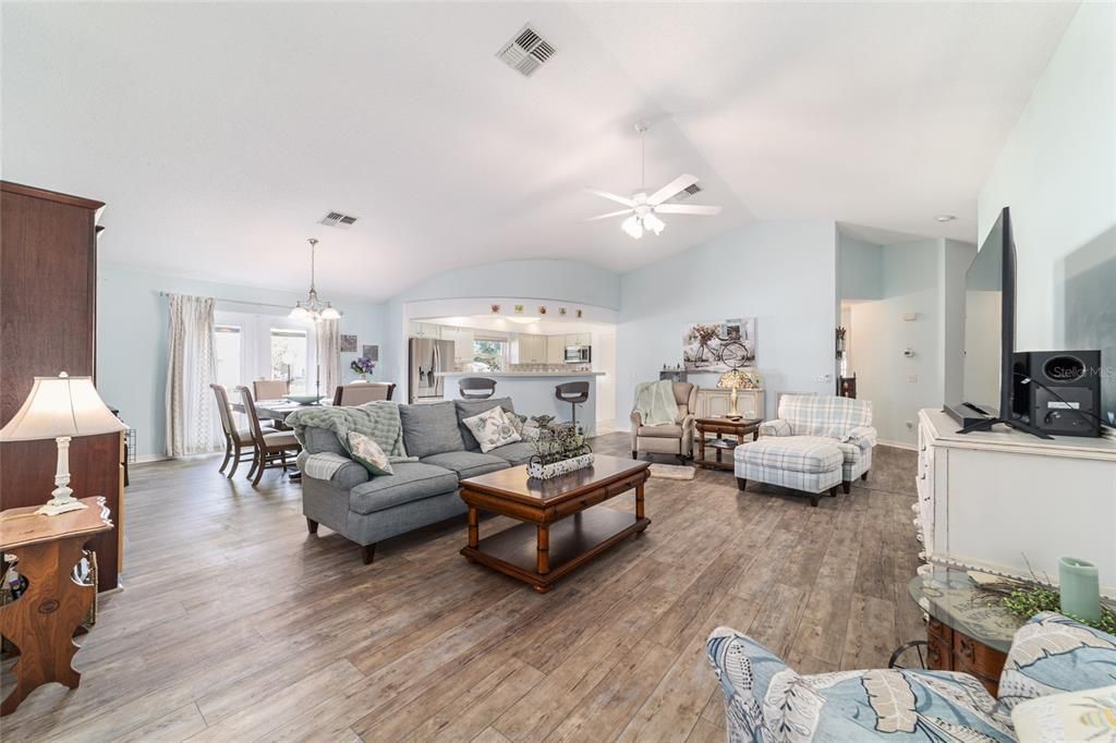 For Sale: $262,000 (2 beds, 2 baths, 2164 Square Feet)