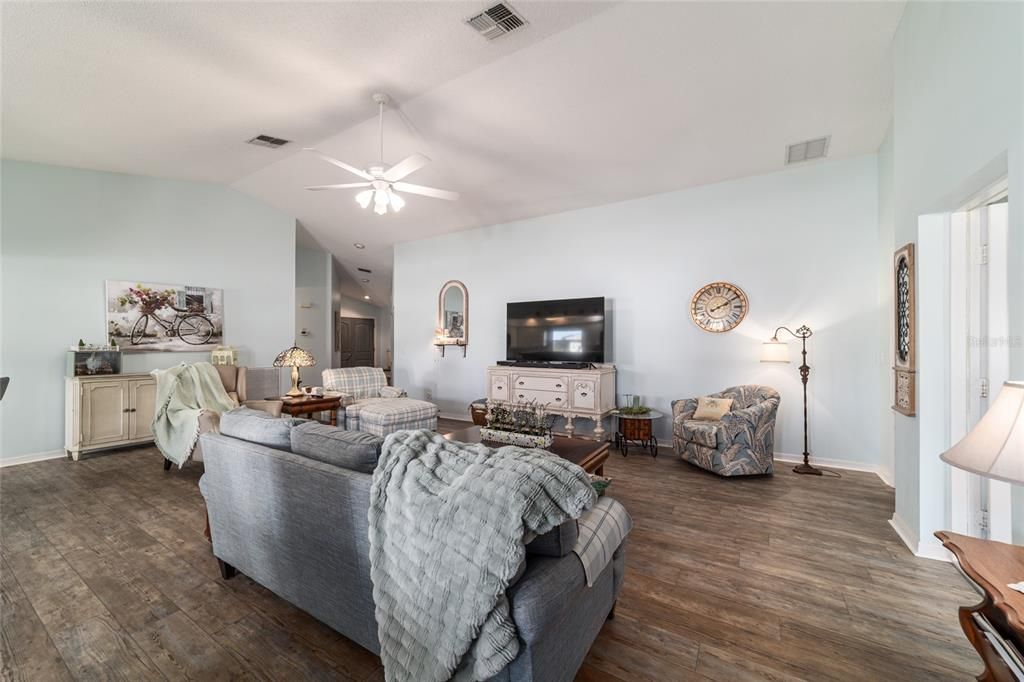 For Sale: $262,000 (2 beds, 2 baths, 2164 Square Feet)