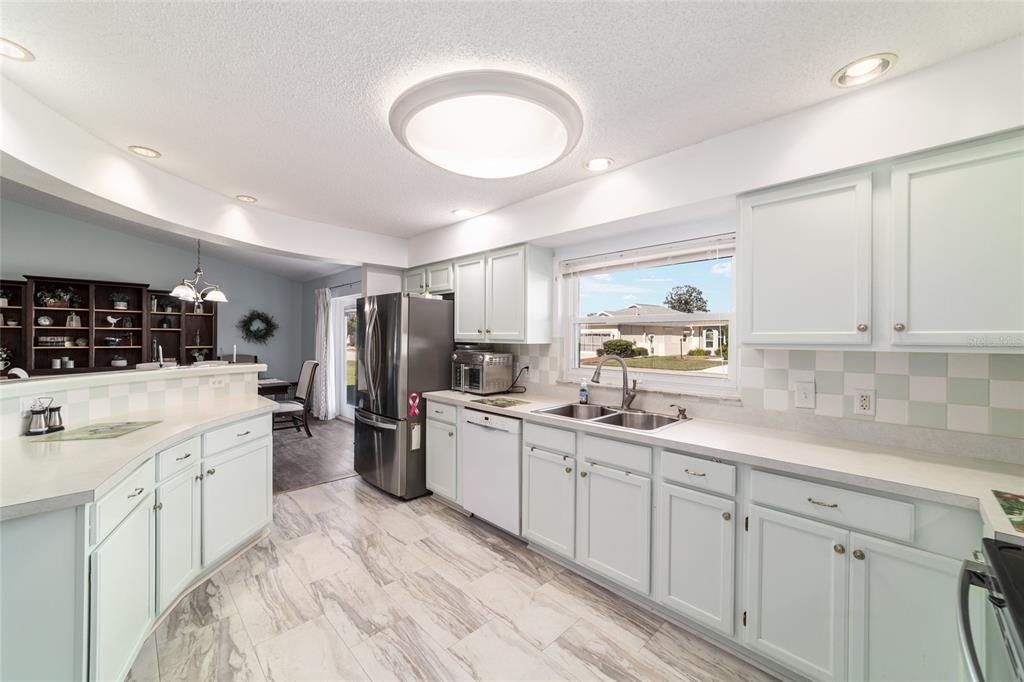 For Sale: $262,000 (2 beds, 2 baths, 2164 Square Feet)