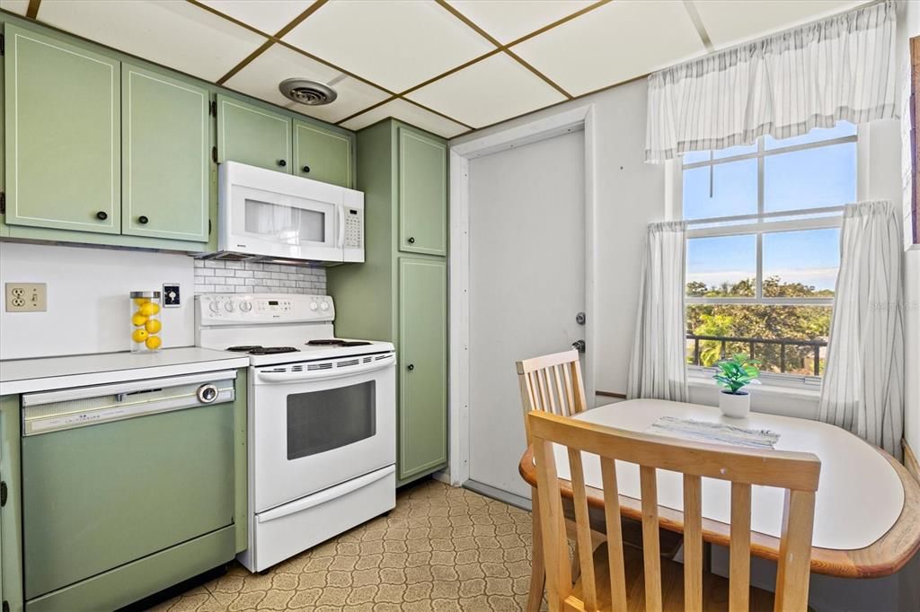 На продажу: $175,000 (2 спален, 2 ванн, 1090 Квадратных фут)