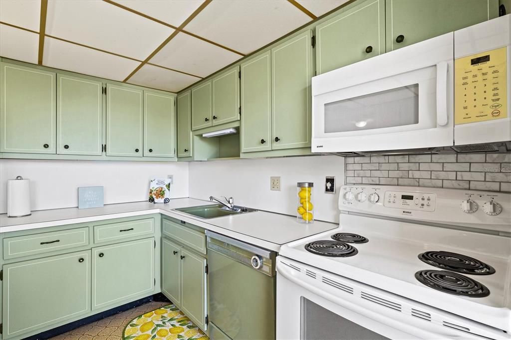 На продажу: $175,000 (2 спален, 2 ванн, 1090 Квадратных фут)