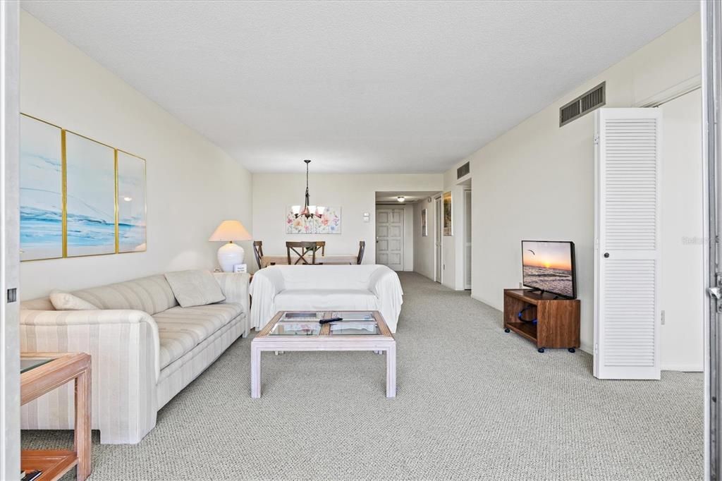 На продажу: $175,000 (2 спален, 2 ванн, 1090 Квадратных фут)