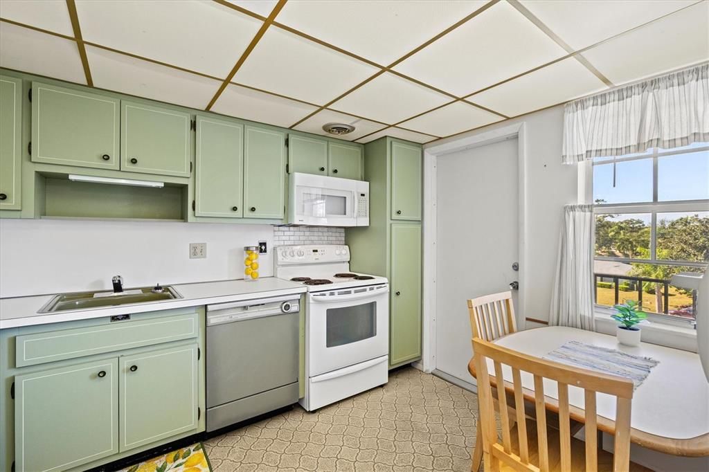 На продажу: $175,000 (2 спален, 2 ванн, 1090 Квадратных фут)