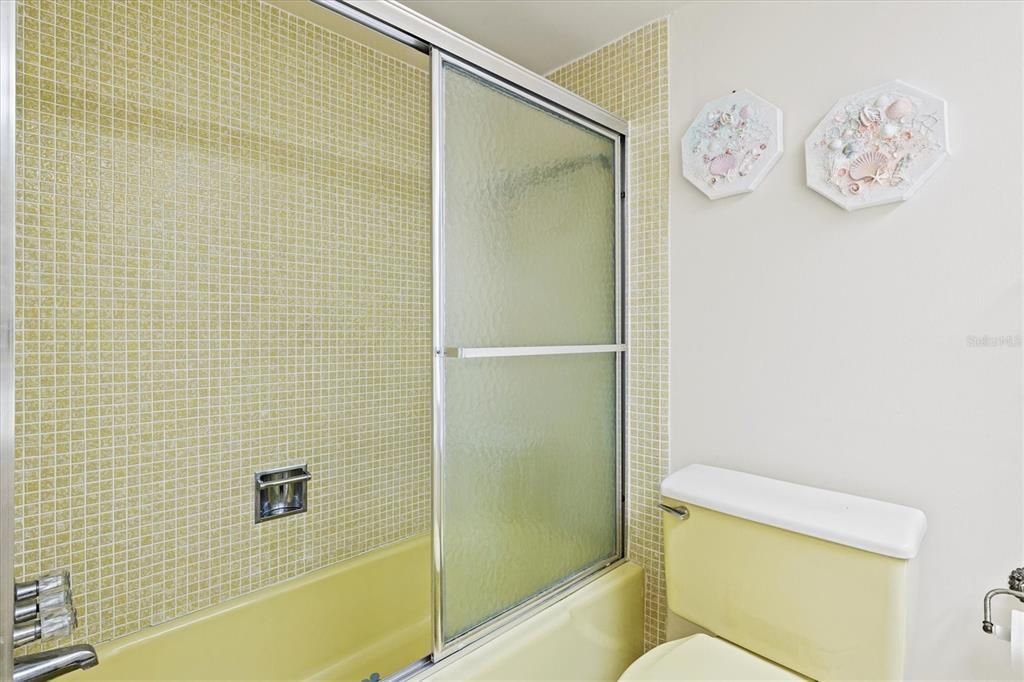 На продажу: $175,000 (2 спален, 2 ванн, 1090 Квадратных фут)