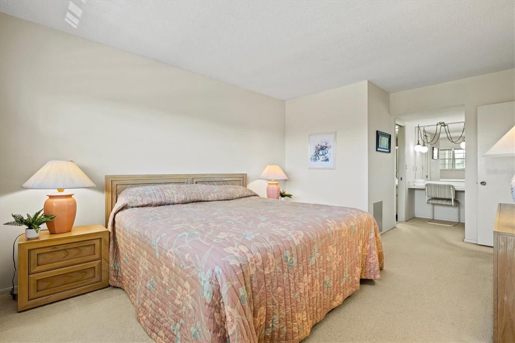 На продажу: $175,000 (2 спален, 2 ванн, 1090 Квадратных фут)