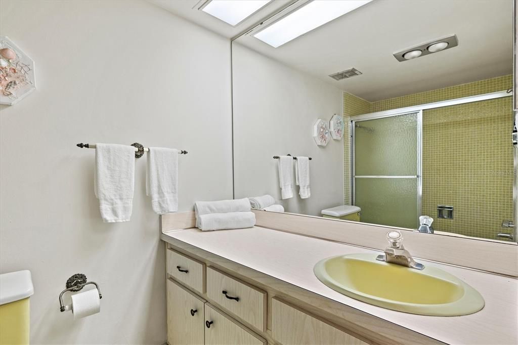 На продажу: $175,000 (2 спален, 2 ванн, 1090 Квадратных фут)