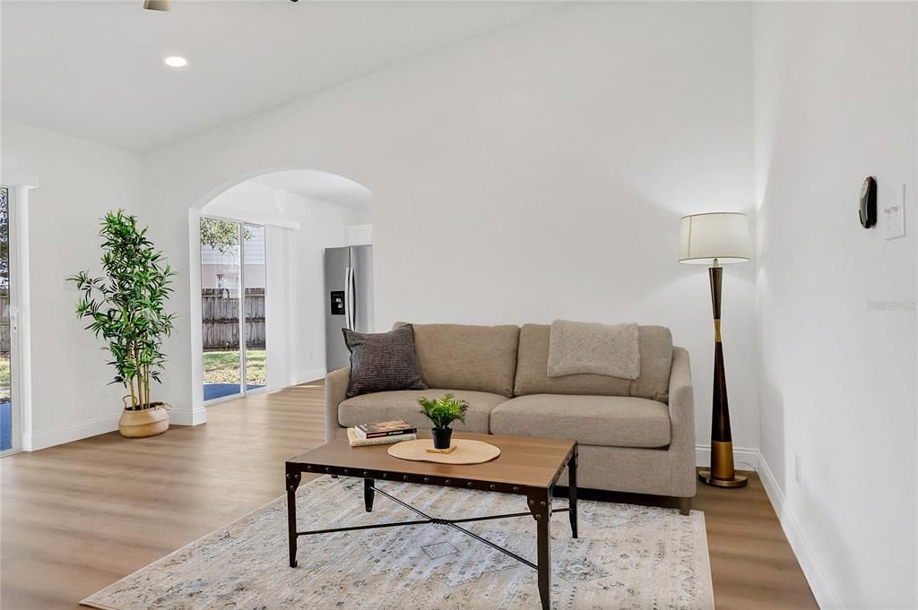 合同活跃: $345,000 (3 贝兹, 2 浴室, 1201 平方英尺)