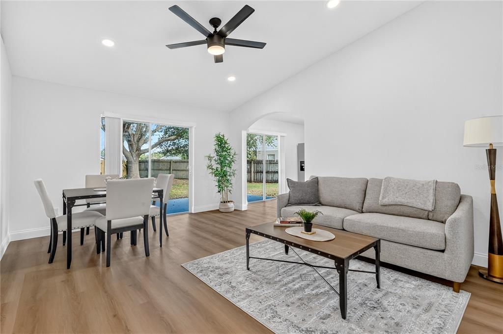 合同活跃: $345,000 (3 贝兹, 2 浴室, 1201 平方英尺)