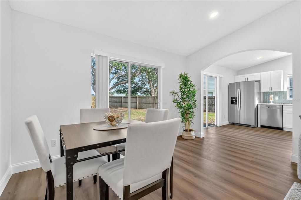 合同活跃: $345,000 (3 贝兹, 2 浴室, 1201 平方英尺)