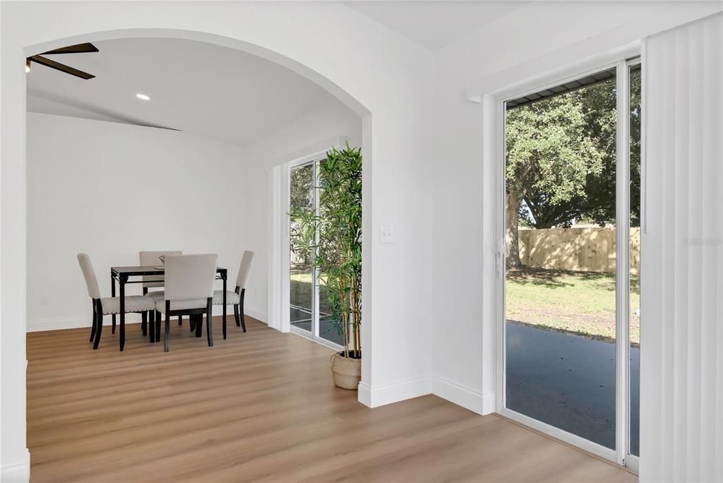 合同活跃: $345,000 (3 贝兹, 2 浴室, 1201 平方英尺)