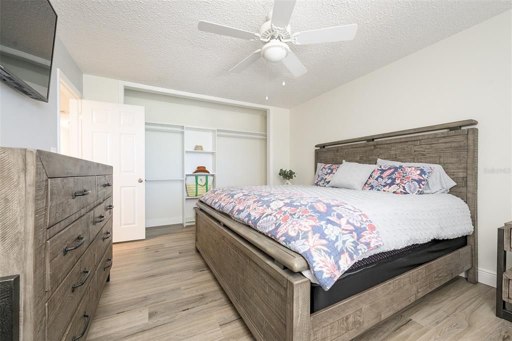 На продажу: $399,000 (2 спален, 2 ванн, 1275 Квадратных фут)