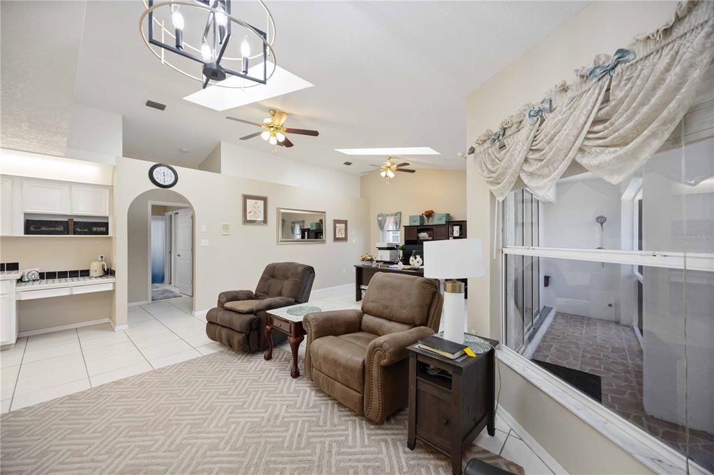 Под контрактом: $399,900 (3 спален, 3 ванн, 2180 Квадратных фут)