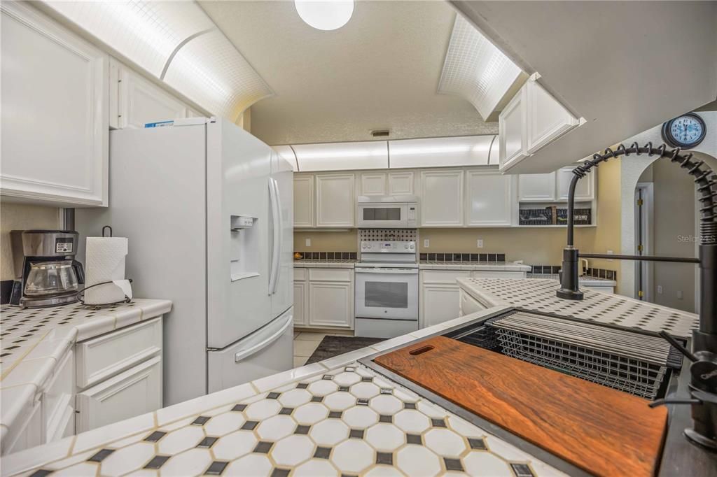 Под контрактом: $399,900 (3 спален, 3 ванн, 2180 Квадратных фут)