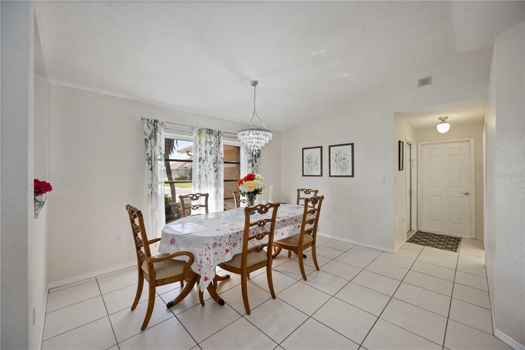 Под контрактом: $399,900 (3 спален, 3 ванн, 2180 Квадратных фут)