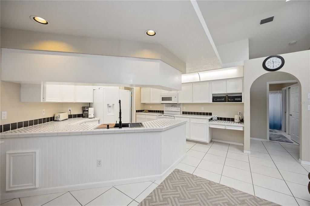 Под контрактом: $399,900 (3 спален, 3 ванн, 2180 Квадратных фут)