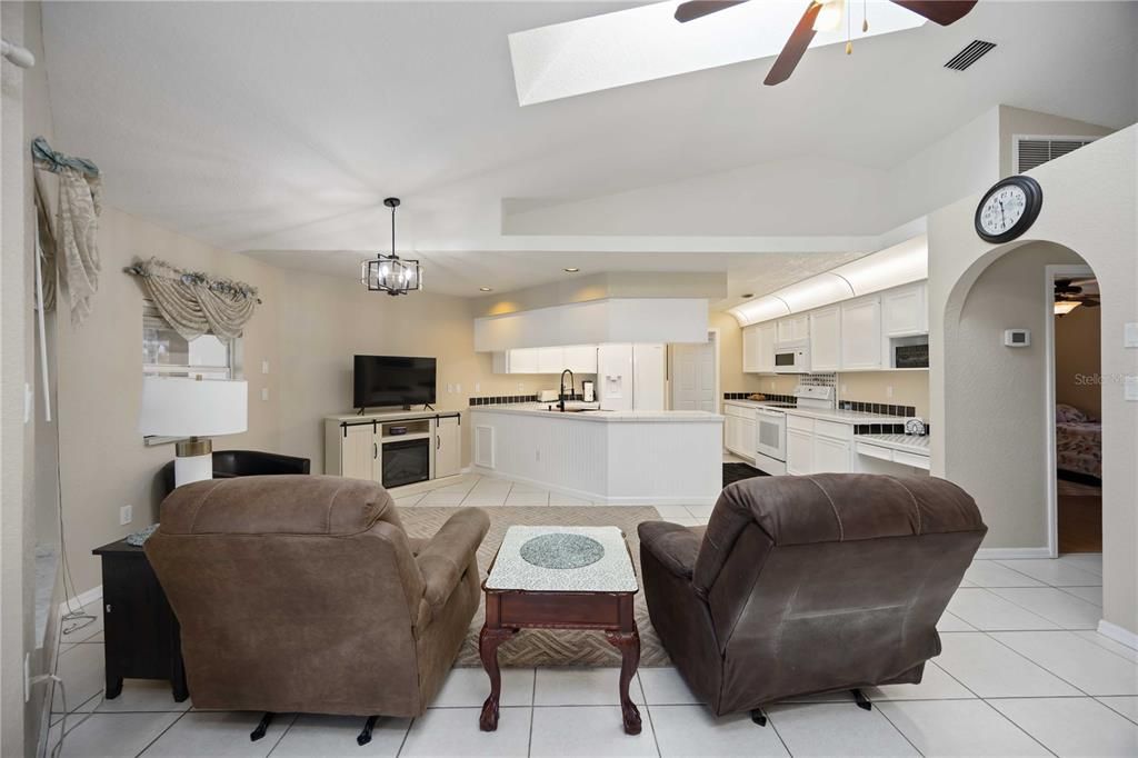 Под контрактом: $399,900 (3 спален, 3 ванн, 2180 Квадратных фут)