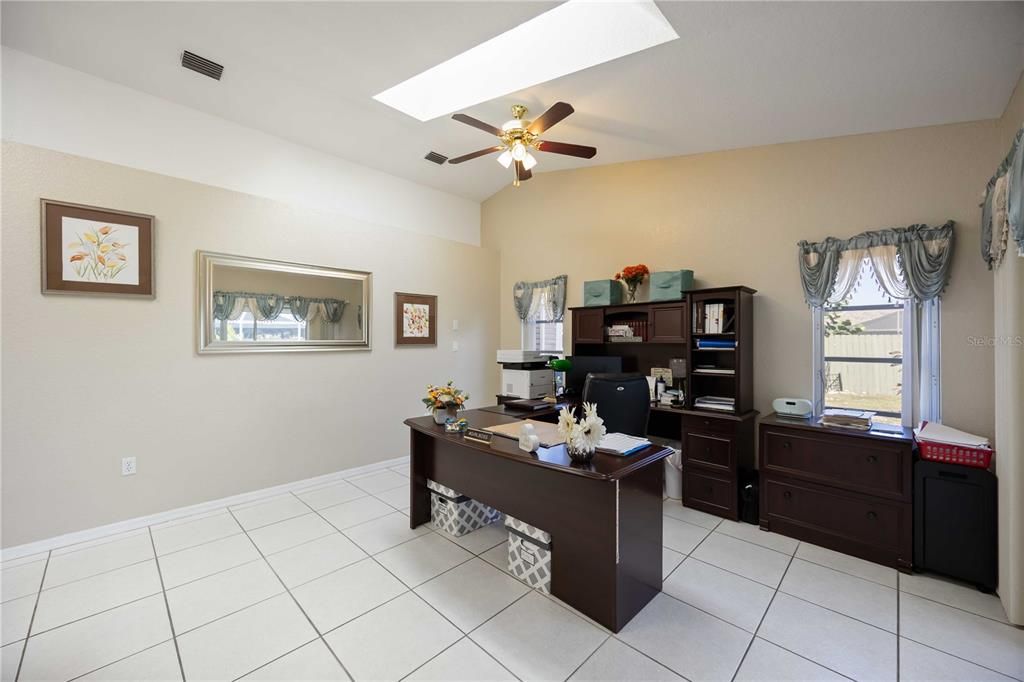 Под контрактом: $399,900 (3 спален, 3 ванн, 2180 Квадратных фут)