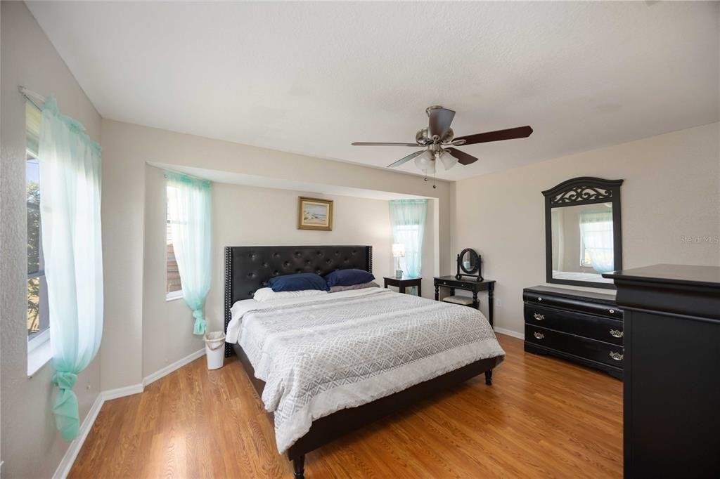 Под контрактом: $399,900 (3 спален, 3 ванн, 2180 Квадратных фут)