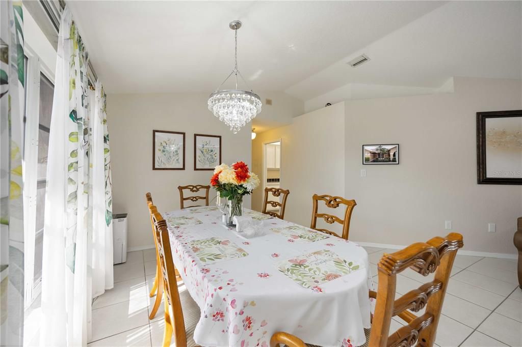 Под контрактом: $399,900 (3 спален, 3 ванн, 2180 Квадратных фут)