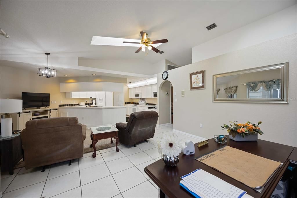 Под контрактом: $399,900 (3 спален, 3 ванн, 2180 Квадратных фут)