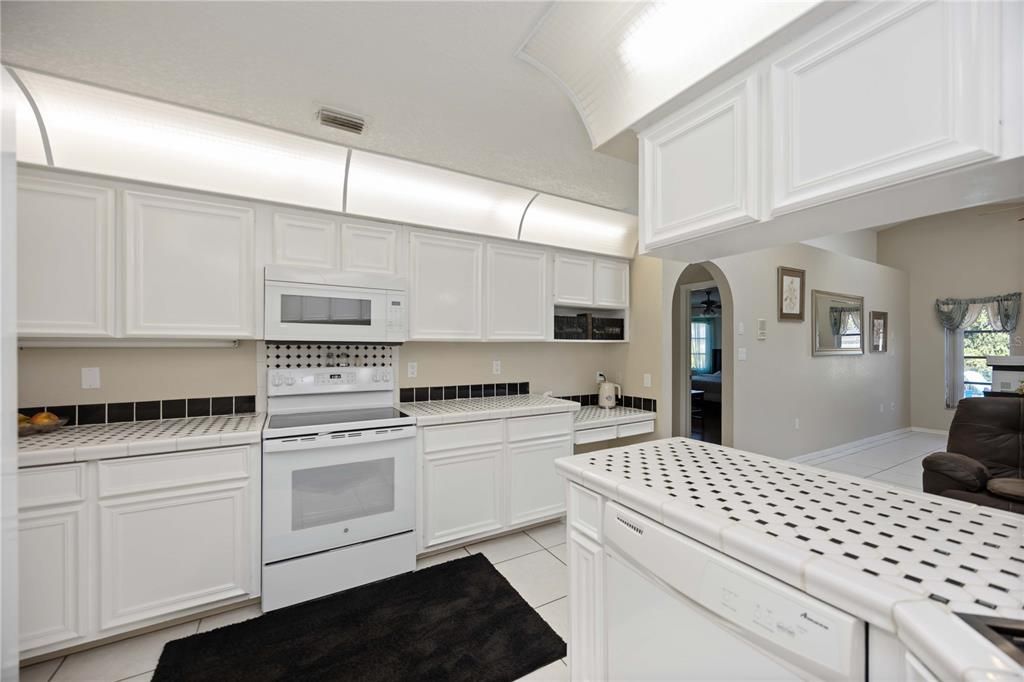 Под контрактом: $399,900 (3 спален, 3 ванн, 2180 Квадратных фут)