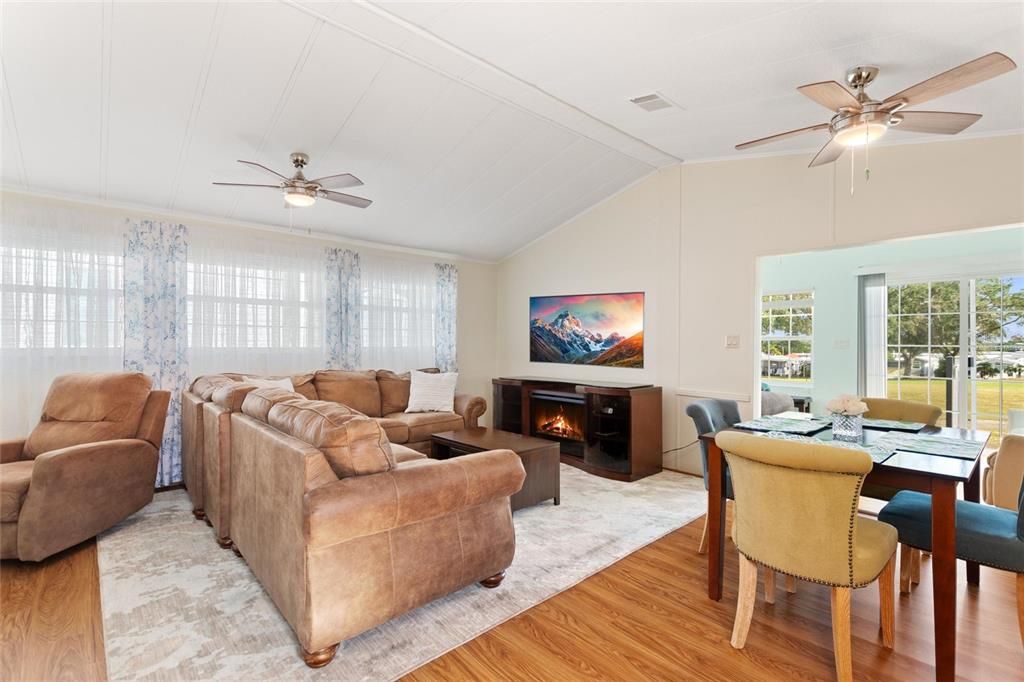 На продажу: $181,000 (2 спален, 1 ванн, 700 Квадратных фут)