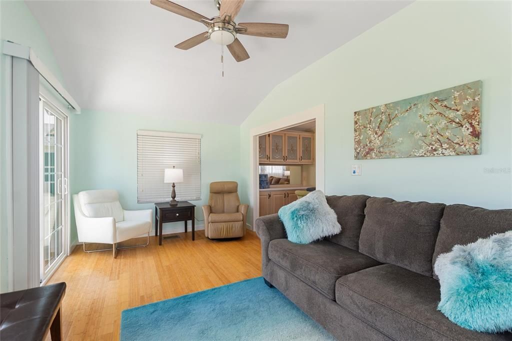 На продажу: $181,000 (2 спален, 1 ванн, 700 Квадратных фут)