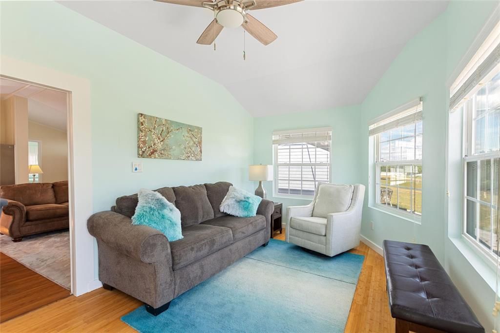 На продажу: $181,000 (2 спален, 1 ванн, 700 Квадратных фут)