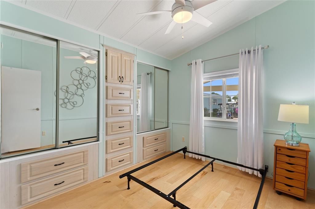 На продажу: $181,000 (2 спален, 1 ванн, 700 Квадратных фут)