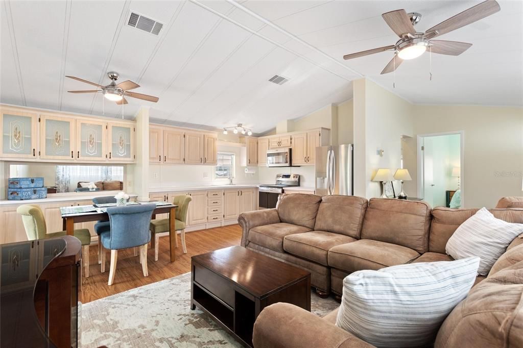 На продажу: $181,000 (2 спален, 1 ванн, 700 Квадратных фут)